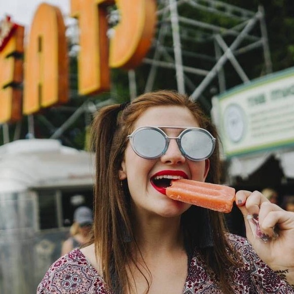 Welcome to my closet 🛍🌹💕⚡️🤩 - Picture 1 of 8